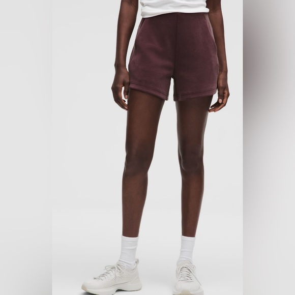 NWT Lululemon Size 0 Softstreme Kick-Flare MR Short 4” - Picture 1 of 6
